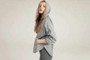 Ropa deportiva de mujer de diseño único al por mayor, tops de manga larga con capucha, ropa de Yoga de talla grande transpirable e impermeable - Product Image 4