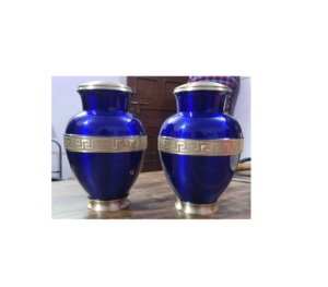Urne pour animaux de compagnie bleue en laiton de style américain de Brassworld India avec crémation gravée dorée pour fournitures funéraires - Product Image 1