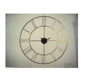 Horloge murale à chiffres romains découpés en métal noir et or de haute qualité pour la décoration murale - Product Image 1