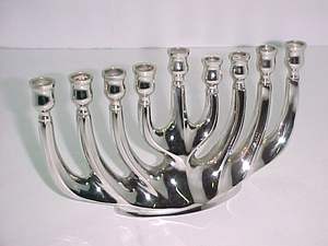 Vantage Modern Fancy Luxury Nuevo diseño Único Premium Look Brass Menorah Portavelas para decoración del hogar y uso navideño - Product Image 2