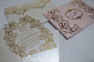Boîte d'invitation de mariage en daim <span class=keywords><strong>rose</strong></span> doré faite à la main avec monogramme personnalisé en feuille d'or et carte de mariage en acrylique transparent - Product Image 4