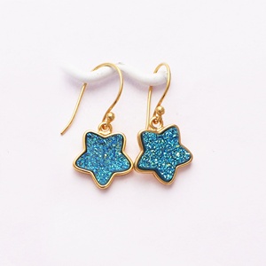 Pendientes de titanio con forma de estrella y piedras preciosas, pendientes de estilo de gancho hechos a mano, aretes colgantes y colgantes chapados en plata, joyería minimalista - Product Image 1