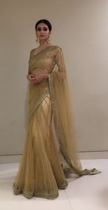 Sari de alta moda con motivos hechos a mano pesados silueta de diseñador y hermosos acentos de piedra de vidrio perfectos para novias - Product Image 2