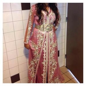 Vestido caftán real brillante para boda/fiesta adornado con cuentas de cristal, trabajo de piedra = 2020 - Product Image 1