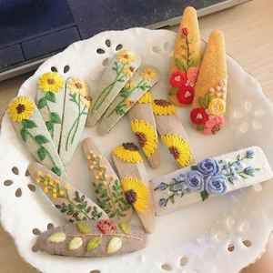 Perchas navideñas de ganchillo hechas a medida, de plantas de ganchillo con asas de yute y perchas grises en forma de animal - Product Image 5