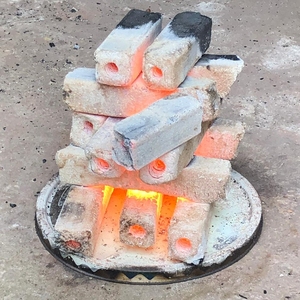 Les briquettes de charbon de bois dur CKT de l'usine du Vietnam-faites à la machine et écologiques 5 à 6 heures de combustion pour le barbecue - Product Image 5