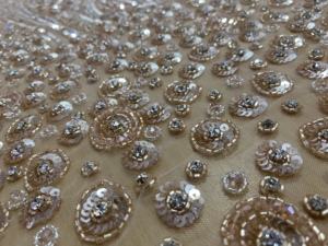 Tissu de dentelle perlée fait à la main de luxe avec paillettes tissu de broderie à la main fabricant indien pour accessoires de vêtement prix d'usine - Product Image 4