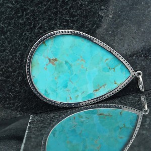 Gema turquesa en forma de gota, colgante de diseñador de diamantes de pavé de plata 925 oxidado, joyería al por mayor - Product Image 2