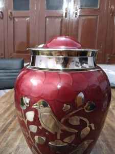 Suministros funerarios de urna de cremación, ave roja con grabado dorado, Brassworld, India - Product Image 2