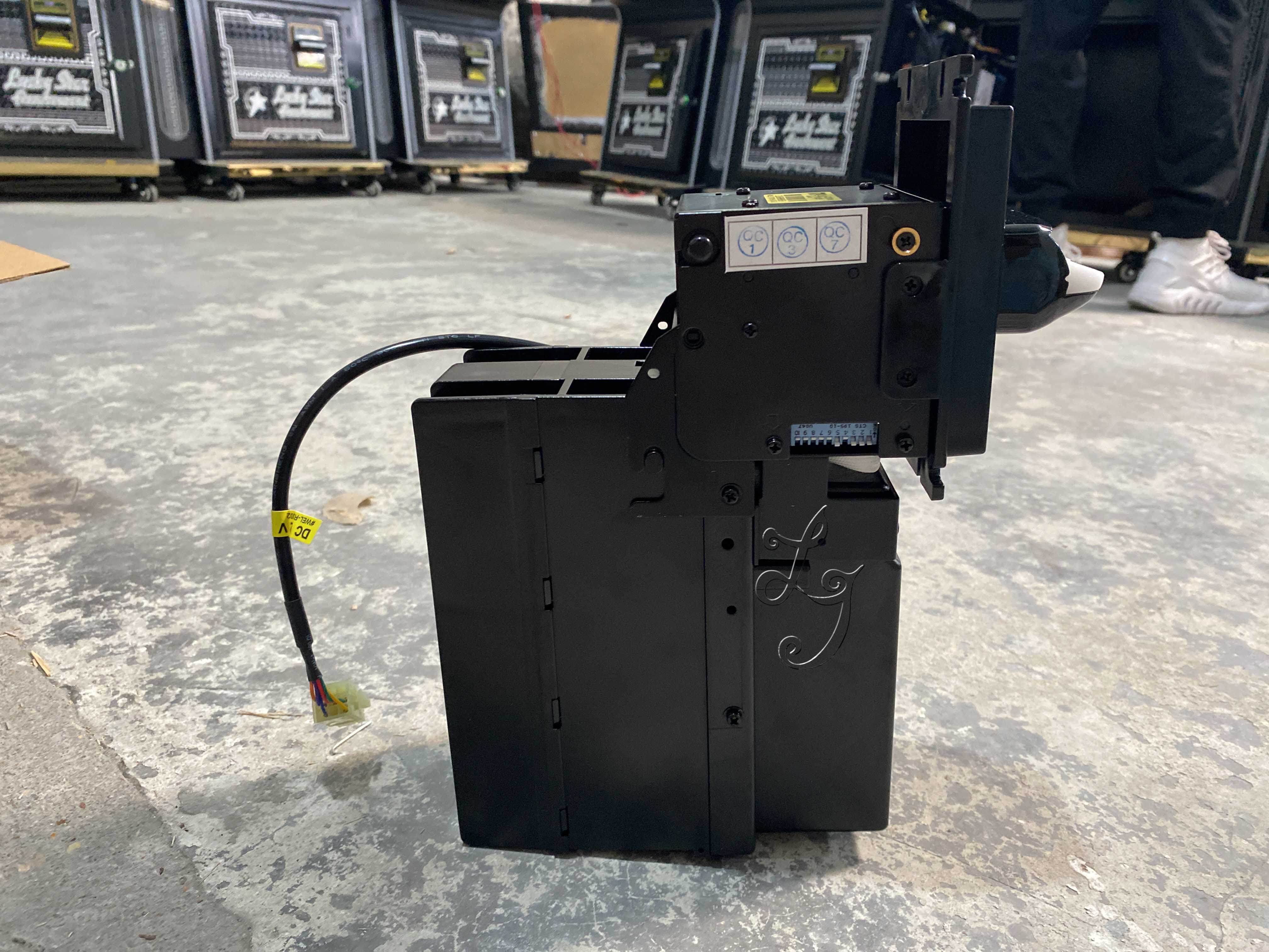 সোনার পাত্র এবং আমেরিকান রুলেট গেম মেশিনের জন্য স্ট্যাকার সহ TOP TP 70p5 বিল গ্রহণকারী 2