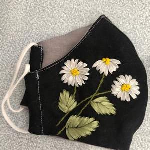 Design éblouissant d'accessoires en tissu de soie ou de coton pour le visage avec une broderie élégante parfaite pour les femmes pour les mariages et les fêtes - Product Image 1