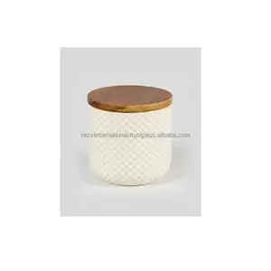 Recipiente blanco impreso con diseño antiguo en relieve con tapa de madera - Product Image 1