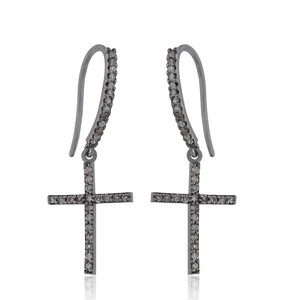 Boucles d'oreilles pendantes en argent 925 avec charme en forme de croix religieuse en diamant pavé naturel, vente en gros de bijoux - Product Image 1