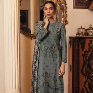 Colección de Lujo para Mujeres Pakistaníes, Hermoso Diseño con Bordado Completo y Parches - Product Image 4