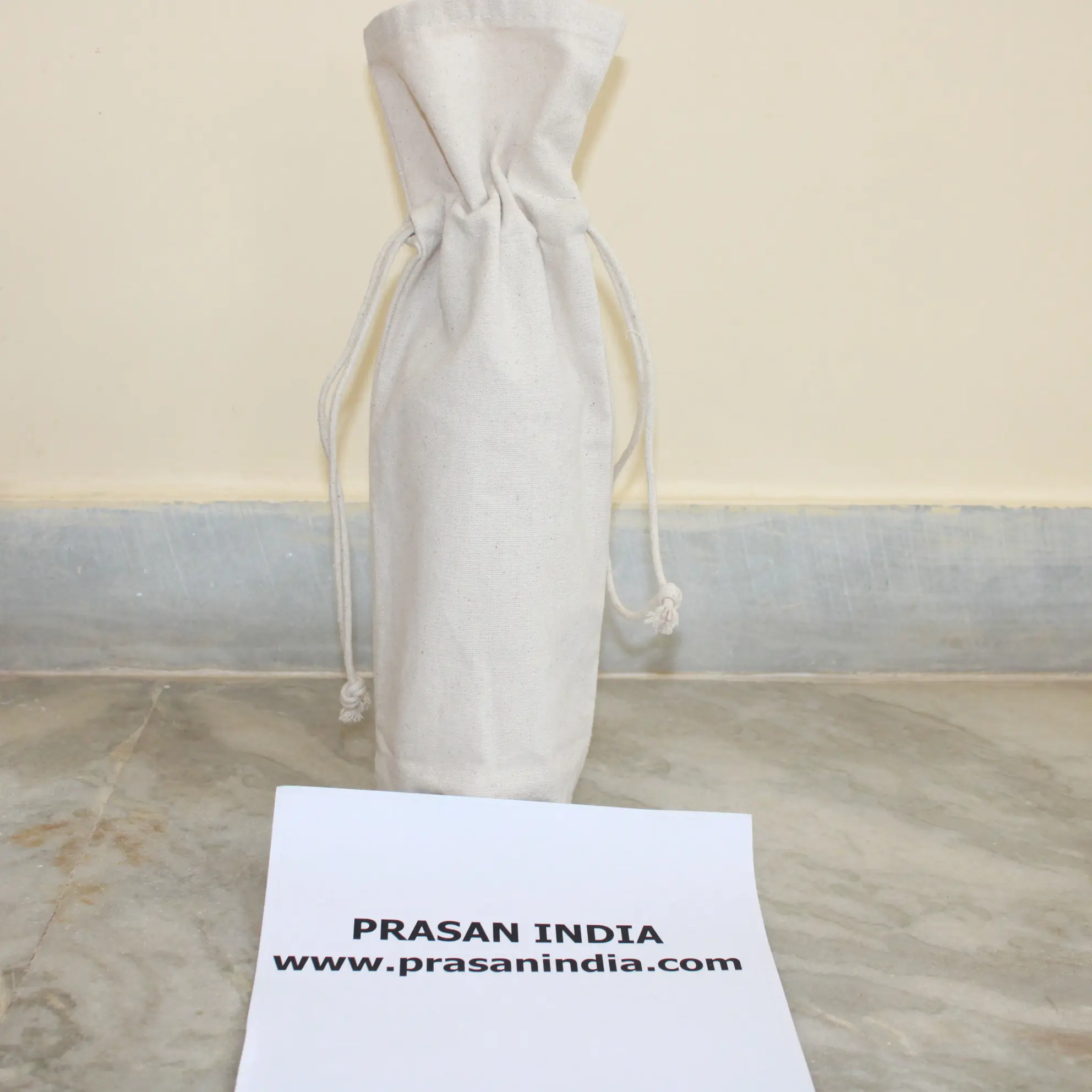 Prasan Indiaによる綿のキャリコモスリンキャンバス無漂白生地で作られた耐久性のある1つのシングルボトルバッグ