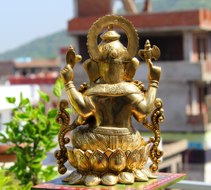 Estatua de Ganesha Sentado Hecha a Mano con Acabado en Latón de Nirmala Handicrafts, Decoración para el Hogar o Templo, Bendición Dorada, Vinayaka, Dios Hindú Ganesha - Product Image 4