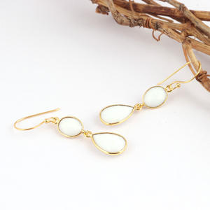 Pendientes colgantes de ágata blanca con corte a cuadros de dos piedras, ajuste de bisel de Latón chapado en oro de 18 quilates, joyería de declaración bonita - Product Image 4