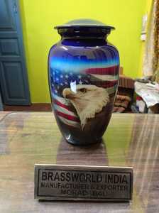 Urna de cremación de aluminio con diseño de bandera americana de Brassworld India, suministros funerarios de nuevo estilo - Product Image 2