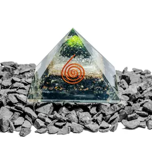 Turmalina negra con cristales curativos de selenita, Pirámides de orgonita