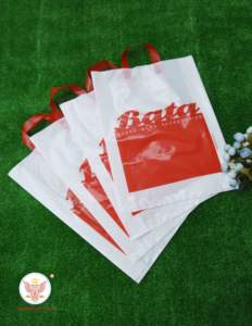 Sac en plastique PE réutilisable imprimé de logo personnalisé, emballage cadeau écologique à poignée souple à boucle pour les magasins de mode et les supermarchés - Product Image 5