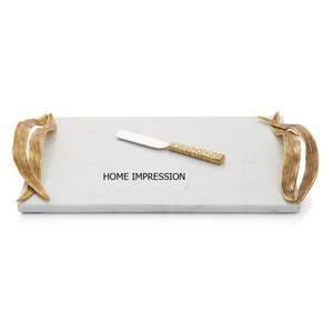 Bandeja de diseño moderno con mango de aluminio chapado en oro y mármol blanco - Product Image 2