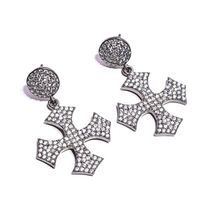 Pendientes Colgantes de Cruz con Circonitas para Niñas, en Plata de Ley 925 con Baño Negro, Joyería de Diseño Hecha a Mano - Product Image 4