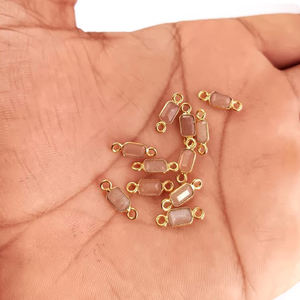 Catégorie de produits Peach Moonstone Tiny Rectangle 6x4mm Set de connecteurs plaqués or pour bornes de collier - Product Image 3