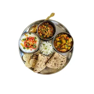 Diseño único Forma redonda Thali Placa de acero inoxidable y 1 cuchara de latón Cena Thali Set a un precio asequible - Product Image 1