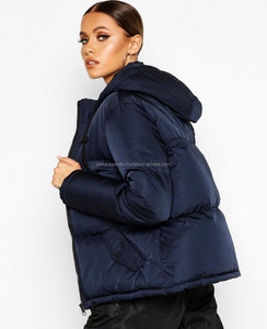 Vêtement d'hiver rembourré à capuche bleu marine à rayures brodées, tricoté, matelassé, imperméable et respirant, personnalisé pour femme, vente en gros en vrac à prix réduit - Product Image 2