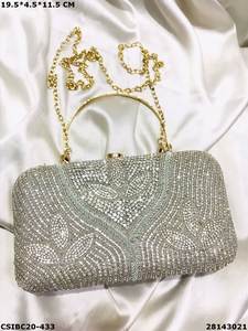 Sac de soirée artisanal de créateur, brodé, pochette décontractée pour mariages et fêtes, présenté par Craftstages International - Product Image 5