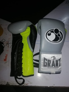 Guantes de boxeo negros personalizados Estampado verde con nuevo diseño Cuero real Impermeable Transpirable para entrenamiento y entrenamiento de MMA - Product Image 6