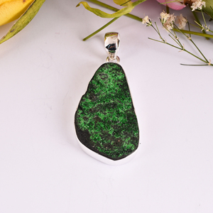 อัญมณีอูวาโรไวต์แท้จากธรรมชาติ ดีไซน์สวยงามทำมือ จี้เงินแท้ 925 จี้สวยงาม ของขวัญสำหรับ - Product Image 2