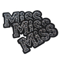 Patchs écussons et lettres perlées avec Logo de marque personnalisé, accessoires pour vêtements, vente en gros