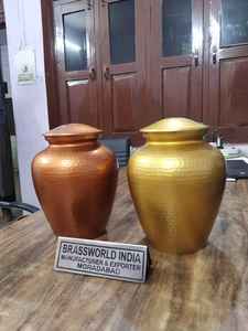 URNA DE CREMACIÓN GRABADA MARTILLADA AMARILLO DE ALUMINIO Suministros funerarios Premium de Brassworld India - Product Image 5