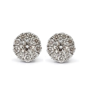 Magnifiques boucles d'oreilles halo en or blanc massif 18 carats avec grappe de diamants naturels pour la cérémonie de remise des diplômes - Product Image 1