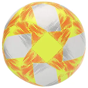 पर्यावरण के अनुकूल 5 नई डिजाइन सतह रबर फुटबॉल गेंदें वयस्क फुटबॉल गेंदें खेलते हैं सियालकोट आपूर्तिकर्ता