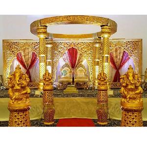 Mandaps de Boda de Alta Gama con Pilares Dorados, Pilares Tradicionales de Fibra para Bodas, Mandap de Cristal para Bodas en Interiores, Malasia - Product Image 1