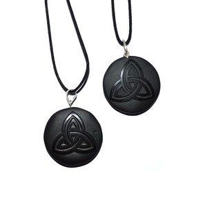 เป็นเจ้าของจี้เซลติกลายนูนจาก Onloine: จี้สามส่วนลายนูนเซลติก - Product Image 1