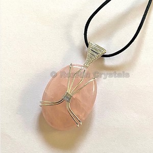 จิวเวลรี่หินอาเกตสีเหลืองลายเส้นแบบห่อหุ้ม ประดับด้วยพลอยสามเม็ด |   Rozrincrystals.com จี้ของขวัญสำหรับงานปาร์ตี้แบบคลาสสิกสำหรับทุกเพศ - Product Image 1