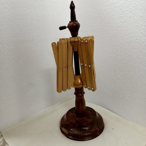 Parapluie en bois sur mesure martinets pour les magasins de fils et de fibres avec gravure - Product Image 6