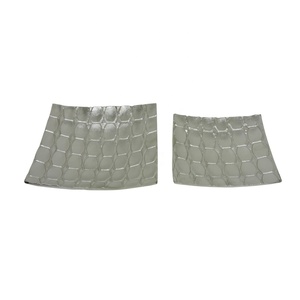 Juego de bandejas cuadradas de diseñador en relieve de plata elegante de alta calidad de 2 bandejas de servicio de Metal hechas a mano para uso decorativo en el hogar y el Hotel - Product Image 1