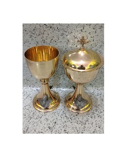 Cáliz y Ciborio Religiosos de Latón Pulido con Aplique de Ángel Bebé - Coleccionable Artístico - Product Image 1