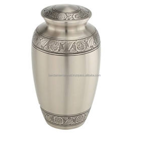 Urnes de crémation pour adultes en laiton avec un beau design de gravure et urnes funéraires en métal fini or pour les cendres humaines. - Product Image 5