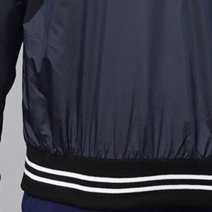 Chaqueta Bomber de satén de alta calidad para hombre al por mayor, estilo deportivo azul marino a prueba de viento personalizado con cuello con capucha para invierno - Product Image 6