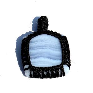 Pendentif bohème élégant en macramé avec cabochon de pierres précieuses assorties pour bijoux de style bouddhiste - Product Image 4