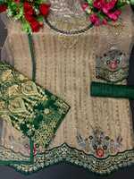 Ensemble de robe avec broderie lourde et pierres, jupe ample, travail de sequins, perles et moti, avec dentelle sur 4 côtés dans le dupatta pour les femmes mariées
