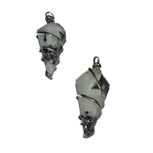Pendentif enroulé de fil à facettes, pierre de lune arc-en-ciel, 6 faces, en stock - Product Image 1