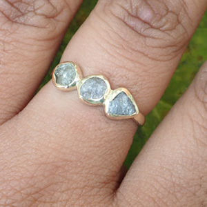 Bague en or 14 carats faite à la main avec sertissage clos et diamant brut naturel, bagues fines pour mariage d'enfants, fête, éternité vermeil - Product Image 4