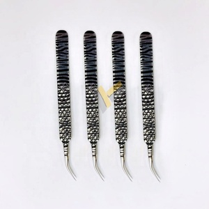 Pince à épiler d'extension de cils en acier inoxydable durable personnalisée en gros fortement incurvée rayures argentées pointe pointue noire - Product Image 4
