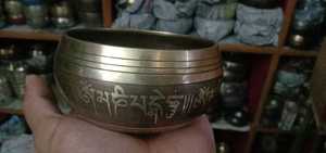 Bols chantants en métal du Népal faits à la main martelés à la main bougeoirs battus lanternes et bocaux - Product Image 2